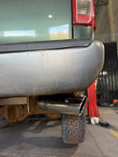 Kit Escapamento Nissan Frontier 2.5 Diesel 2007 a 2016 Aço Carbono com Downpipe, Intermediário, Difusor Americano, Saída Lateral, Ponteira Inox 4" e Controle Remoto