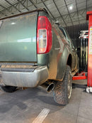 Kit Escapamento Nissan Frontier 2.5 Diesel 2007 a 2016 Aço Carbono com Downpipe, Intermediário, Difusor Americano, Saída Lateral, Ponteira Inox 4" e Controle Remoto