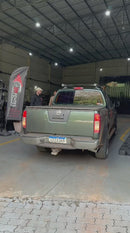 Kit Escapamento Nissan Frontier 2.5 Diesel 2007 a 2016 Aço Carbono com Downpipe, Intermediário, Difusor Americano, Saída Lateral, Ponteira Inox 4" e Controle Remoto